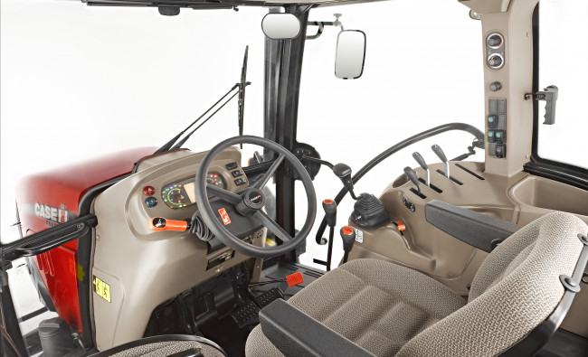 Traktoriaus Case IH Farmall A serijos (86-114 AG) vairuotojo kabina iš vidaus