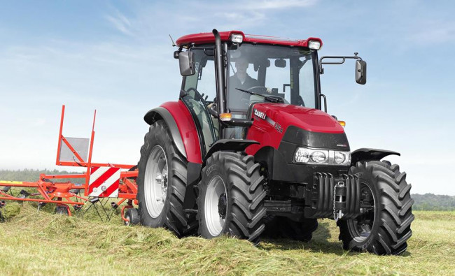 Traktorius Case IH Farmall A serijos (86-114 AG) su prikabintu žolės vartytuvu