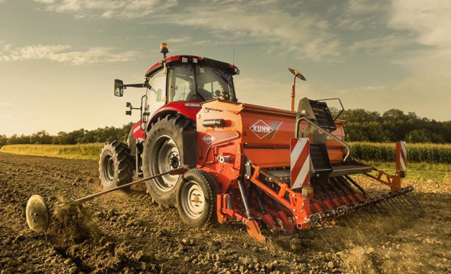 Traktorius Case IH Farmall C serijos lyginą dirbamus laukus