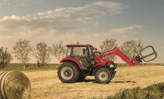 Traktorius Case IH Farmall C serijos su prijungiamu šieno vartytuvu