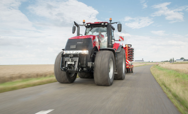 Traktorius Case IH Magnum AFS Connect™ CVXDrive serijos su prijungta priekaba