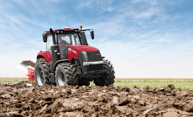 Traktorius Case IH Magnum AFS Connect™ CVXDrive serijos atlieka žemės arimo darbus