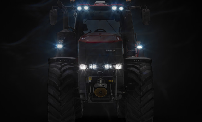 Traktorius Case IH Magnum AFS Connect™ CVXDrive serijos su įjungtais žibintais tamsiu paros metu