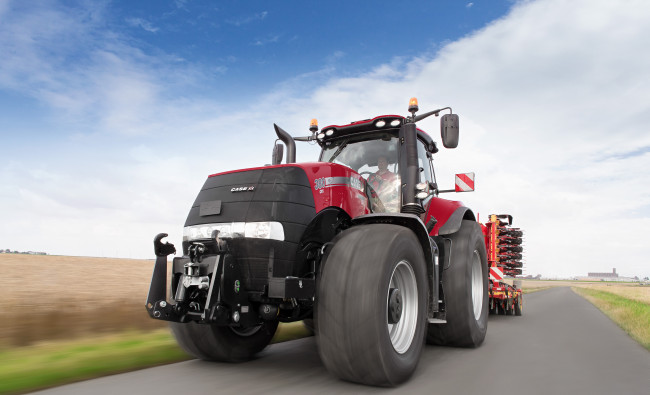 Traktorius Case IH Magnum AFS Connect™ CVXDrive serijos transportuoja krovinį.