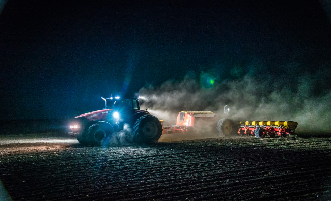 Traktorius Case IH Magnum AFS Connect™ CVXDrive serijos tamsiu paros metus su įjungtais žibintais 