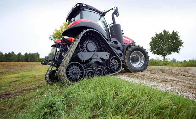 Traktorius Case IH Magnum AFS Connect™ Rowtrac serijos pritaikytas nelygiems paviršiams