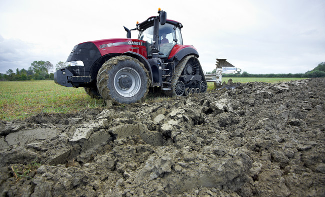 Traktorius Case IH Magnum AFS Connect™ Rowtrac serijos su prikabintu plūgu