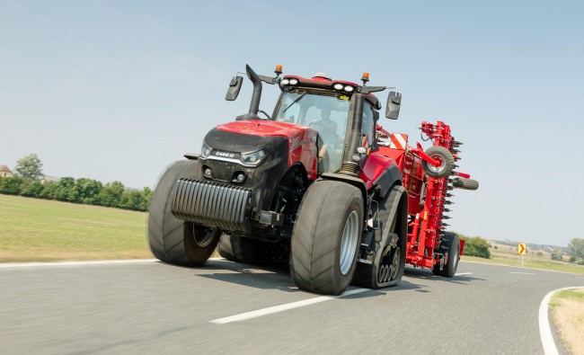 Traktorius Case IH Magnum AFS Connect™ Rowtrac serijos su prikabinta priekaba