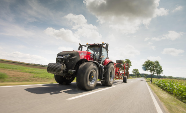 Traktorius Case IH Magnum AFS Connect™ serijos su prijungta priekaba