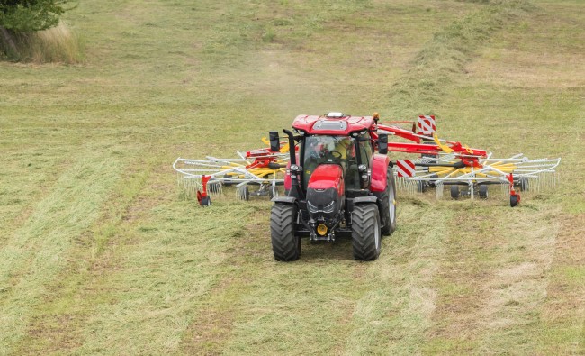 Traktoriaus Case IH Maxxum Multicontroller serijos 116 - 145 AG šieno grėbimas