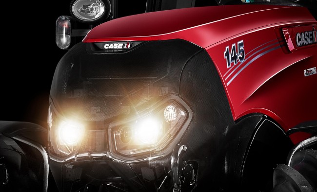 Traktorius Case IH Maxxum CVX serijos 116 -145 AG su įjungtais žibintais