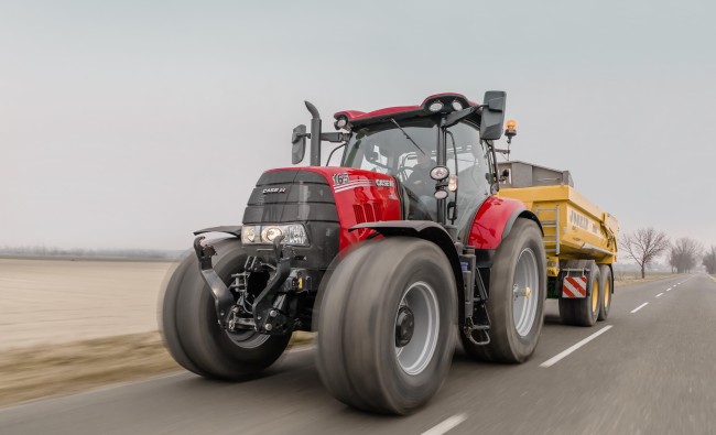 Traktorius Case IH Puma Multicontroller serijos 150 - 220 AG su priekaba kelyje