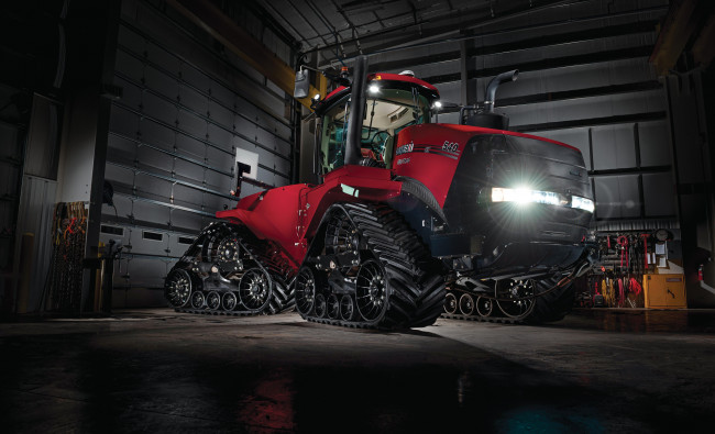 Traktorius Case IH Quadtrac AFS Connect serijos tamsiu paros metu su įjungtais žibintais