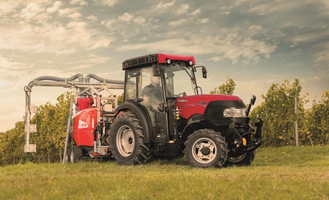 Traktorius Case IH Quantum V/N/F/CL serija 75 - 107 AG su priekaba laukuose