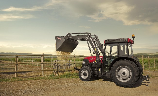 Traktorius Case IH Quantum V/N/F/CL serija 75 - 107 AG su prijungtu kaušu