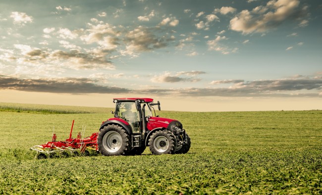 Traktorius Case IH Vestrum CVXDrive serijos 101 - 131 AG su prikabintu šieno vartytuvu