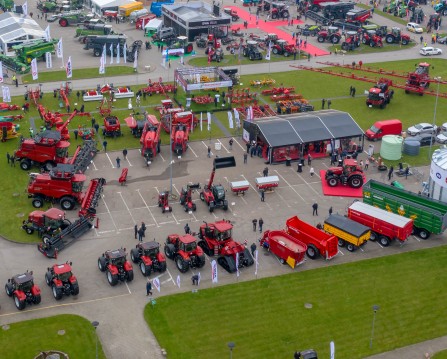 „Dotnuva Baltic“ tęsia tradiciją: 100-ąjį traktorių pažymėjo ypatinga dovana