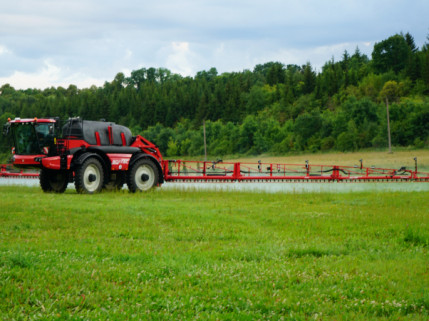 Baltijos šalyse dirba pirmas savaeigis purkštuvas „Agrifac“, kuris atpažins piktžoles žaliame lauke
