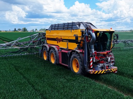 „Dotnuva Baltic“ Lietuvos laukuose pristatė pirmąją savaeigę VREDO srutų išlaistymo mašiną