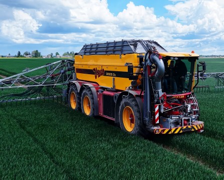 „Dotnuva Baltic“ Lietuvos laukuose pristatė pirmąją savaeigę VREDO srutų išlaistymo mašiną