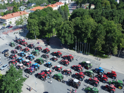 Kretingoje suorganizuotas masiškiausias traktorių paradas Lietuvoje