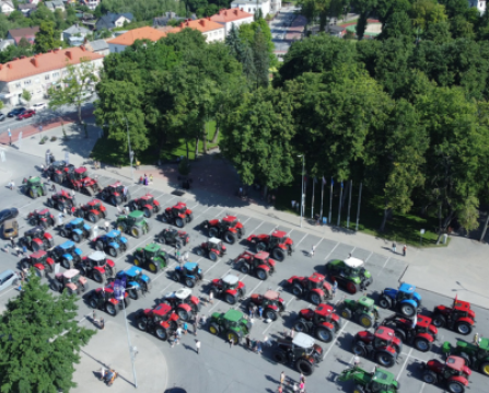 Kretingoje suorganizuotas masiškiausias traktorių paradas Lietuvoje