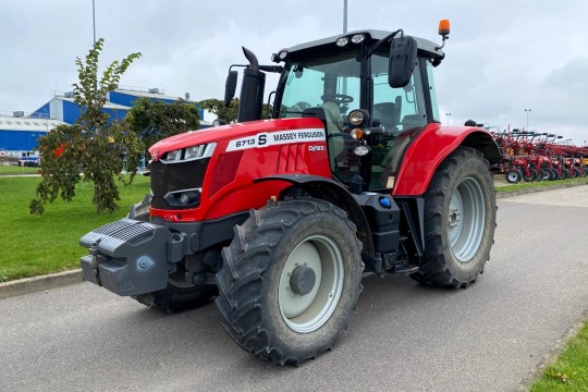 Naudotas Massey Ferguson 6713 S traktorius Naudotas Massey Ferguson 6713 S traktorius