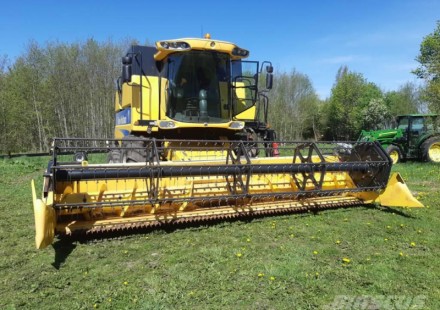 NEW HOLLAND CSX7050 naudotas javų kombainas NEW HOLLAND CSX7050 naudotas javų kombainas