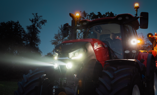 Traktorius Case IH Puma CVX serijos 260 AG su įjungtais žibintais