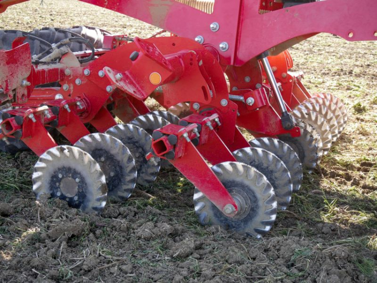 UNIVERSALI SĖJAMOJI KVERNELAND U-DRILL NUO ŠIOL TINKA IR TIESIOGINEI SĖJAI