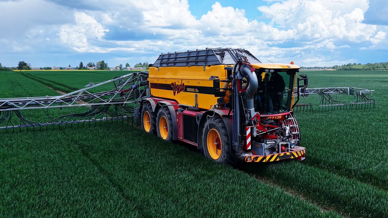 „Dotnuva Baltic“ Lietuvos laukuose pristatė pirmąją savaeigę VREDO srutų išlaistymo mašiną