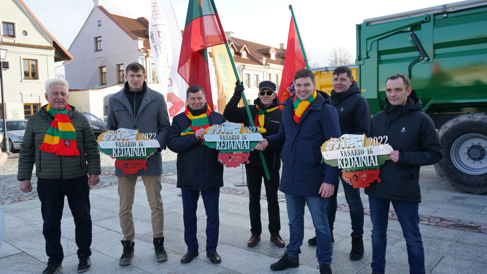 Neįprastas pasveikinimas su Lietuvos valstybės atkūrimo diena: dvi Kėdainių krašto įmonės trispalve technika atvežė linkėjimus miestui